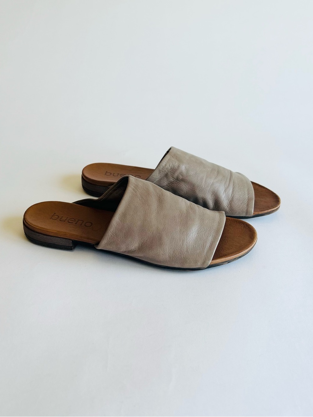 Bueno Beige Genuine Leather Rubber Outsole Flip Flops Sandals size EUR41, US10.5